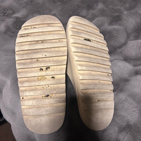 Yeezy Cream Slide Sandals - Picture 4 of 4